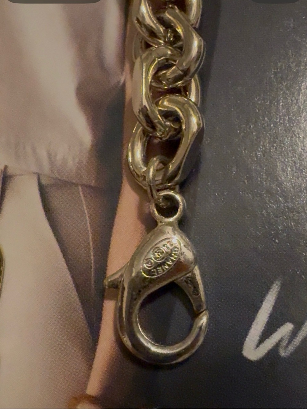 Chanel logo fashion bracelet in light gold tone - Picture 4 of 7